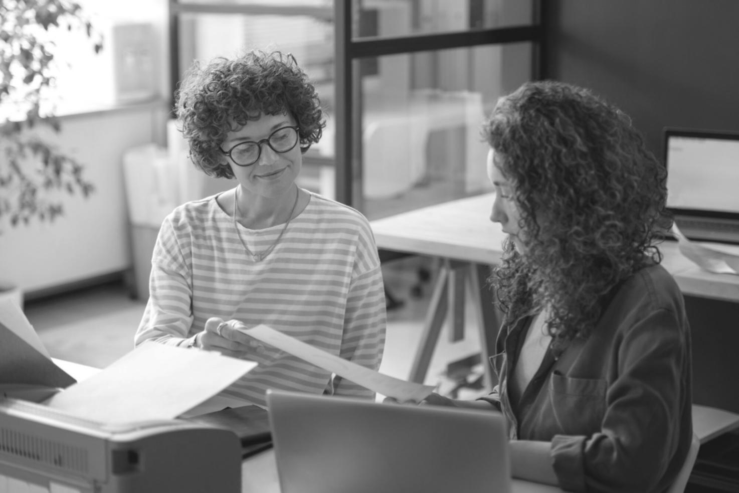 Postazione di lavoro per analisi finanziaria con monitor multipli e documenti finanziari