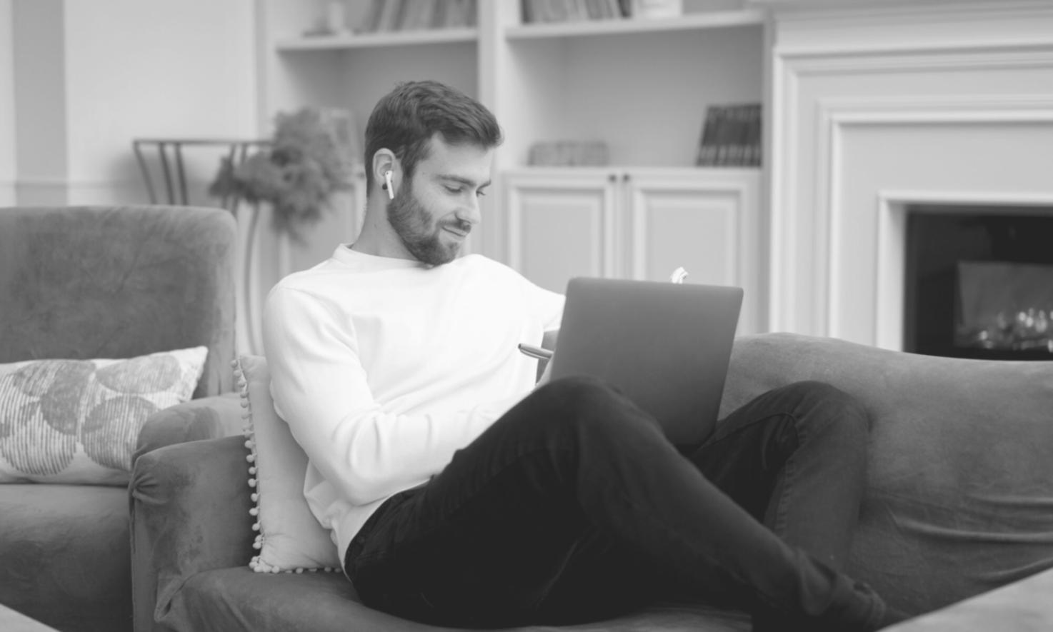 Studenti che analizzano dati finanziari e bilanci aziendali durante una sessione pratica