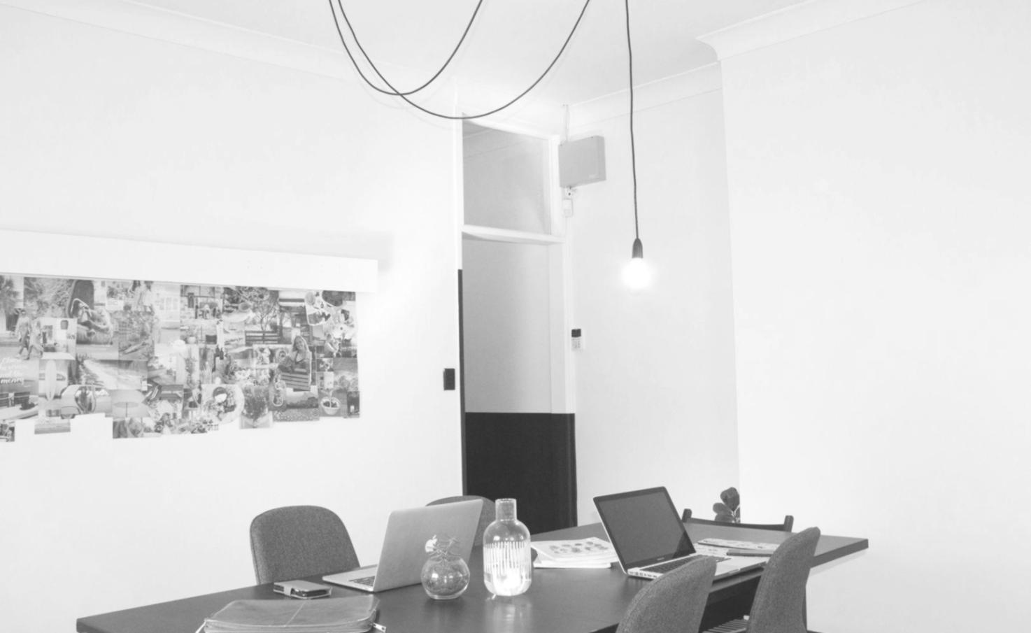 Analisi finanziaria dettagliata su tablet durante riunione strategica doranythiq