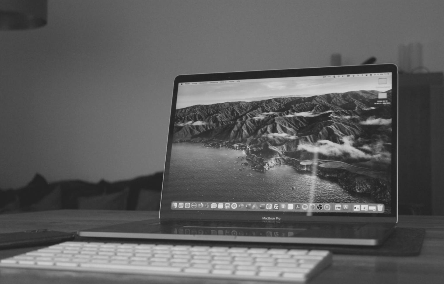 Sessione di analisi dati finanziari presso ufficio doranythiq a Verona