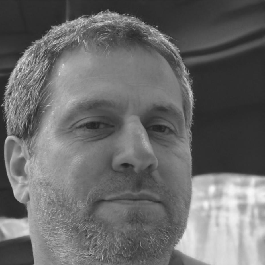 Ritratto professionale di Luca Desideri, esperto in valutazione aziendale e docente del corso